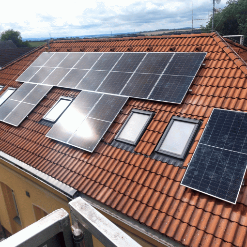 Jak vypadá smysluplná investice do obecního majetku? Třeba jako nová fotovoltaika na střeše mateřské školy. 🏫⚡ Podívejte se na náš nejnovější projekt z Letkova.